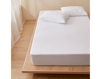 https://s3-ap-southeast-2.amazonaws.com/fusionfactory.commerceconnect.bbnt.production/pim_media/000/197/639/Core_Matress-Pillow-Protector_LS_Bedding_Bamboo-Waterproof-Hero.jpg?1752556674