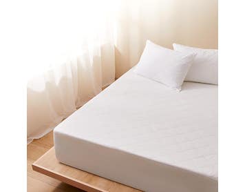 https://s3-ap-southeast-2.amazonaws.com/fusionfactory.commerceconnect.bbnt.production/pim_media/000/150/954/Core_Matress-Pillow-Protector_LS_Bedding_Cotton-Matress-Hero_SI.jpg?1686613240