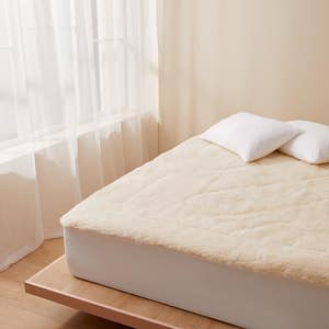 https://s3-ap-southeast-2.amazonaws.com/fusionfactory.commerceconnect.bbnt.production/pim_media/000/150/972/Core_Mattress_-Wool-Under-Blanket_LS_Bedding_Cotton-Protector-Hero_SI.jpg?1686614343