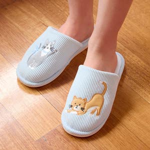 https://s3-ap-southeast-2.amazonaws.com/fusionfactory.commerceconnect.bbnt.production/pim_media/000/202/203/M_F_S25-26_Summer-PJs_LS_Tabby_Novelty_Slippers_SI.jpg?1759456347